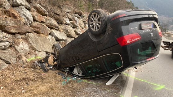 Spektakulärer Crash – Auto gegen Hangmauer geschleudert