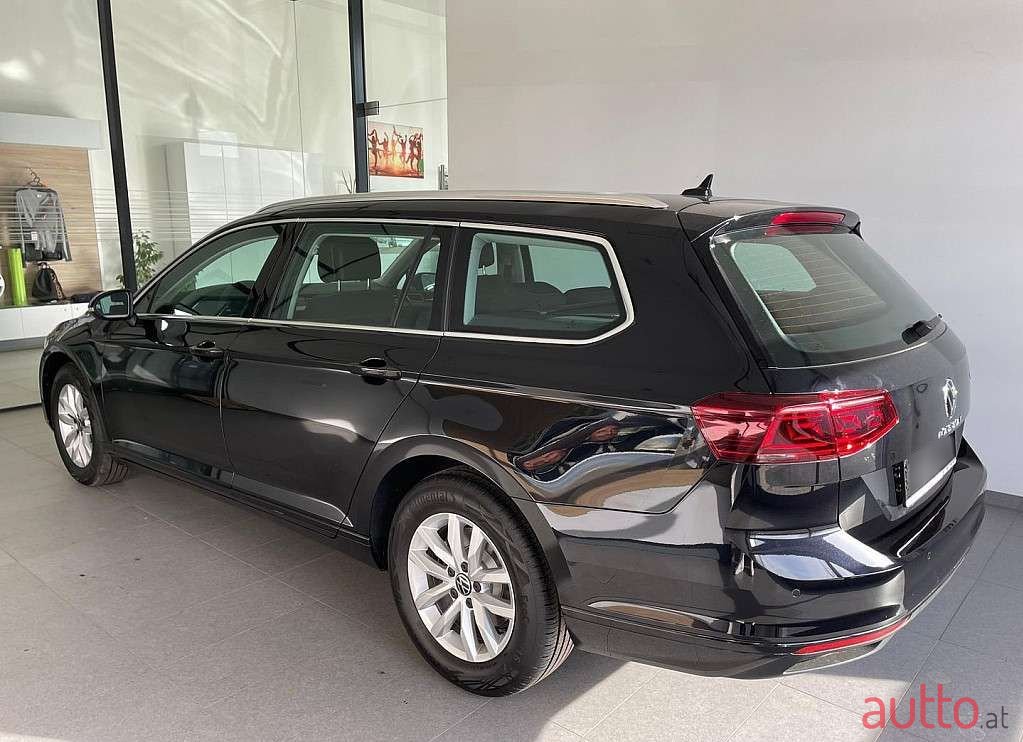 2022' Volkswagen Passat photo #2