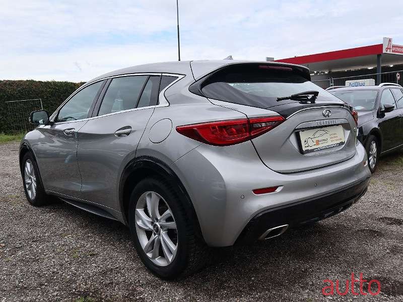 2016' Infiniti Q30 photo #5