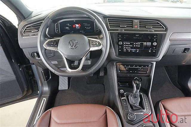 2020' Volkswagen Tiguan photo #5