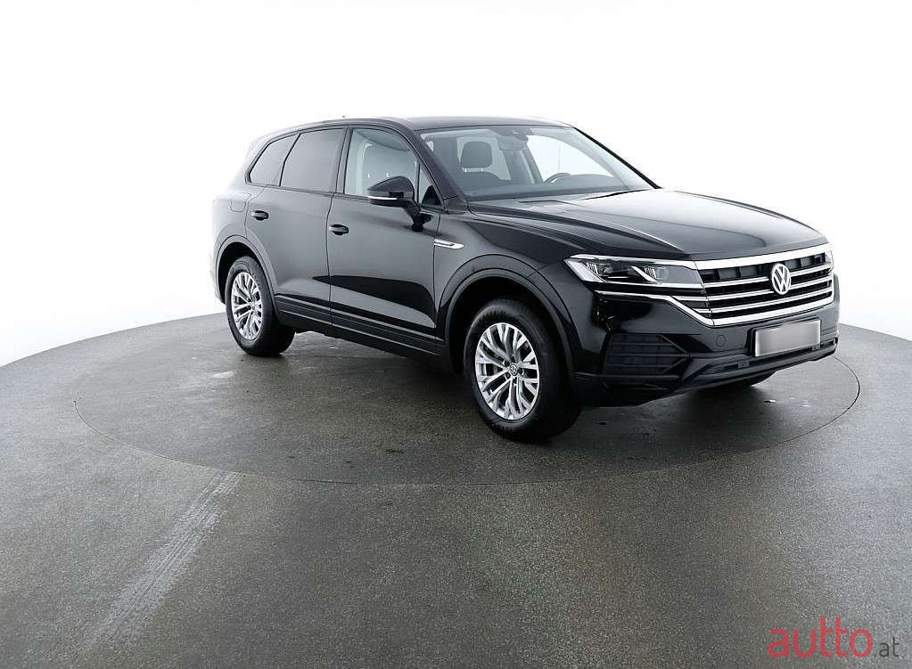 2019' Volkswagen Touareg photo #3