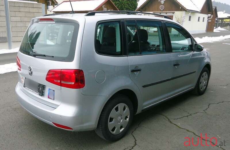 2012' Volkswagen Touran photo #5