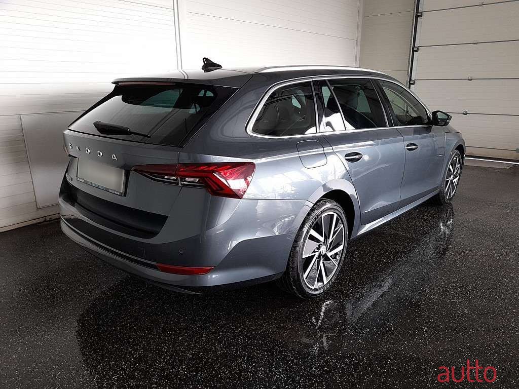 2021' Skoda Octavia photo #2