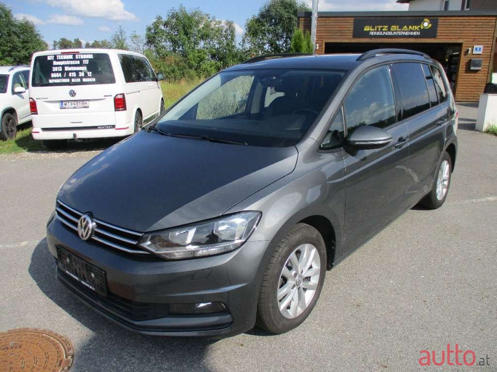 2018' Volkswagen Touran photo #2