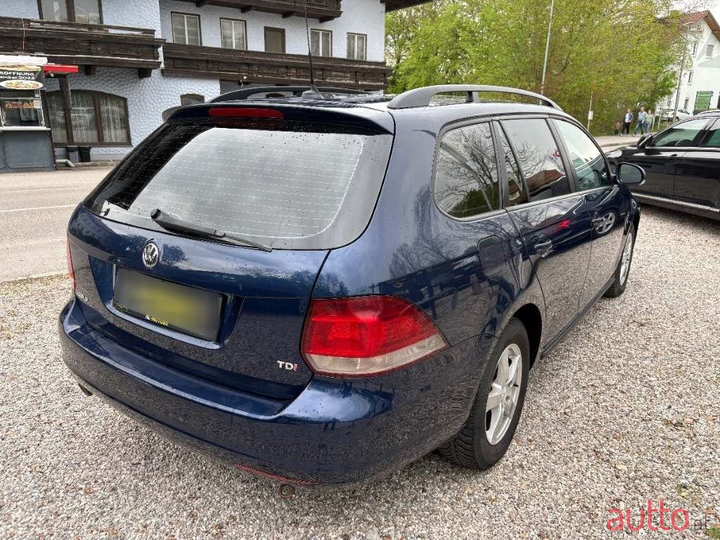 2011' Volkswagen Golf photo #4