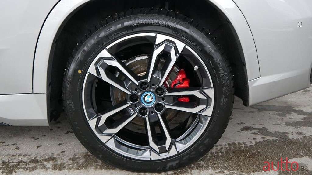 2023' BMW iX1 photo #3