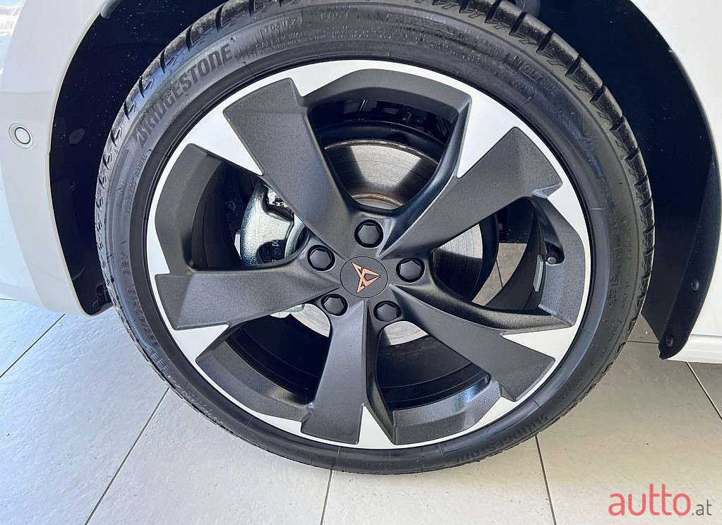2023' Cupra Leon photo #6