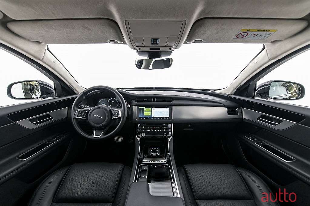 2018' Jaguar XF photo #4