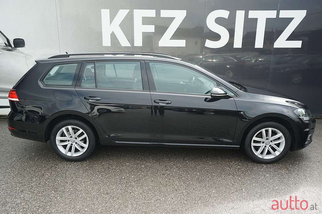 2017' Volkswagen Golf photo #2