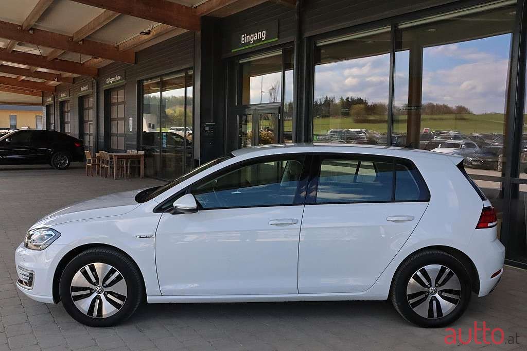 2019' Volkswagen Golf photo #2