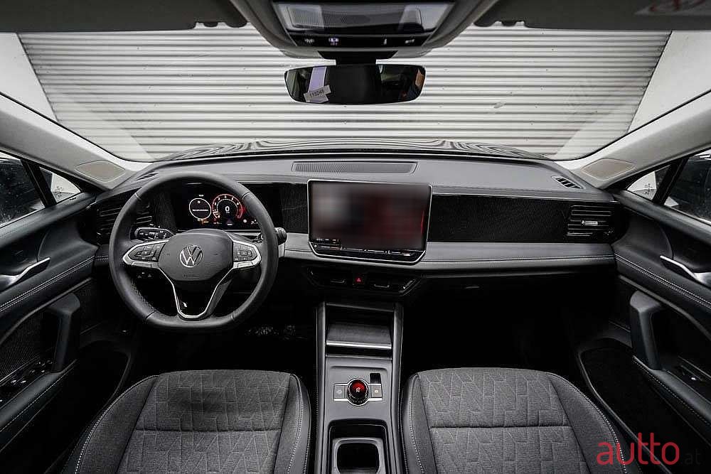 2024' Volkswagen Tiguan photo #4