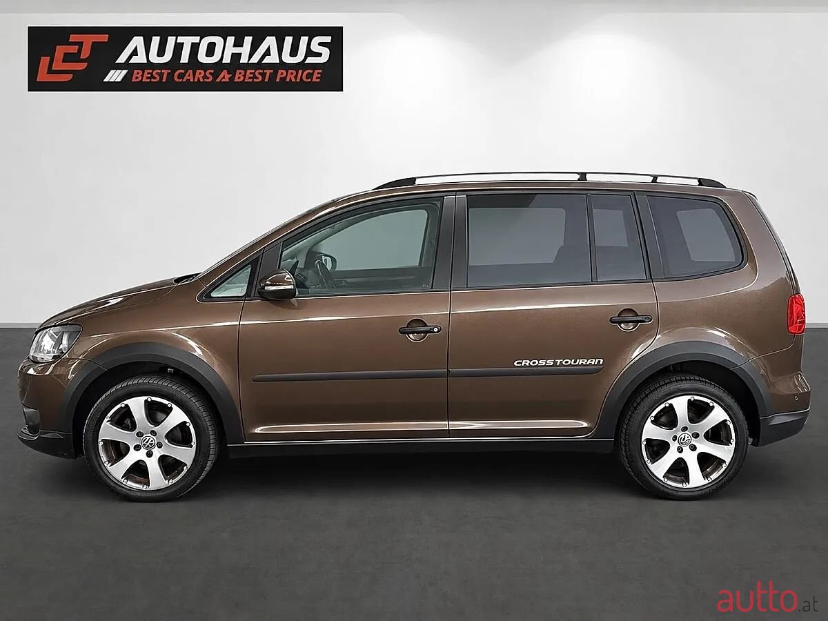 2012' Volkswagen Touran photo #2