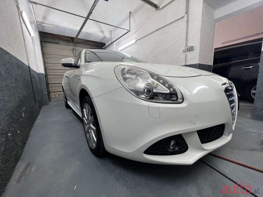 2012' Alfa Romeo Giulietta photo #3