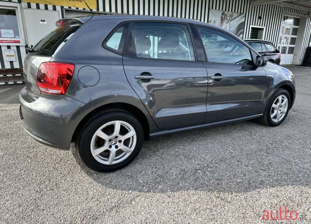 2011' Volkswagen Polo photo #6