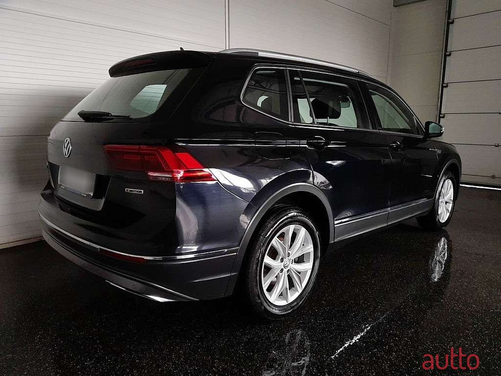 2021' Volkswagen Tiguan photo #2