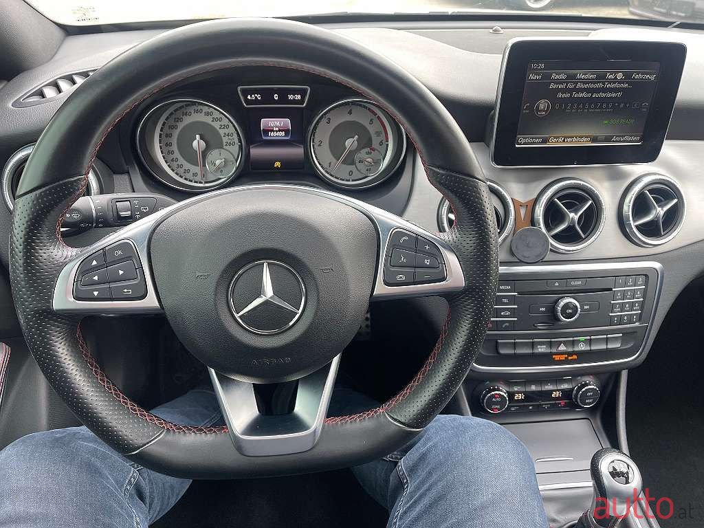 2015' Mercedes-Benz Cla-Klasse photo #5