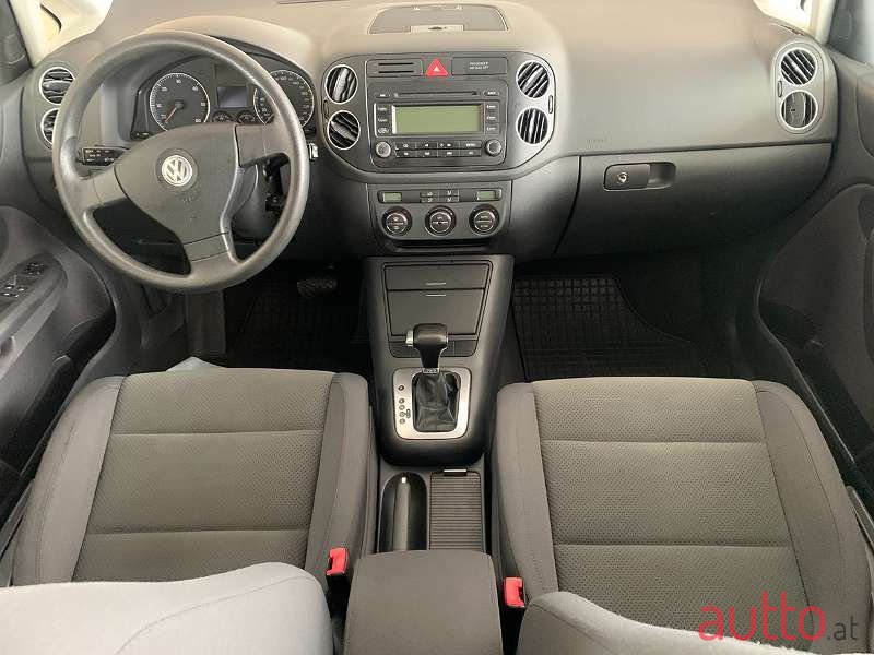 2005' Volkswagen Golf photo #6