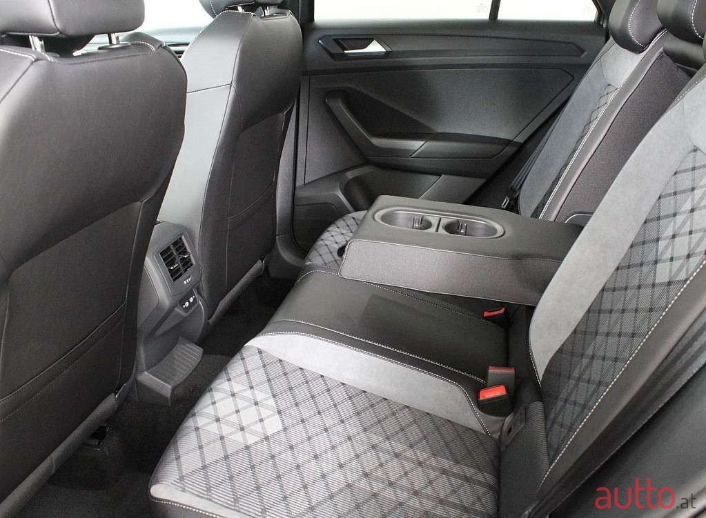 2023' Volkswagen T-Roc photo #5