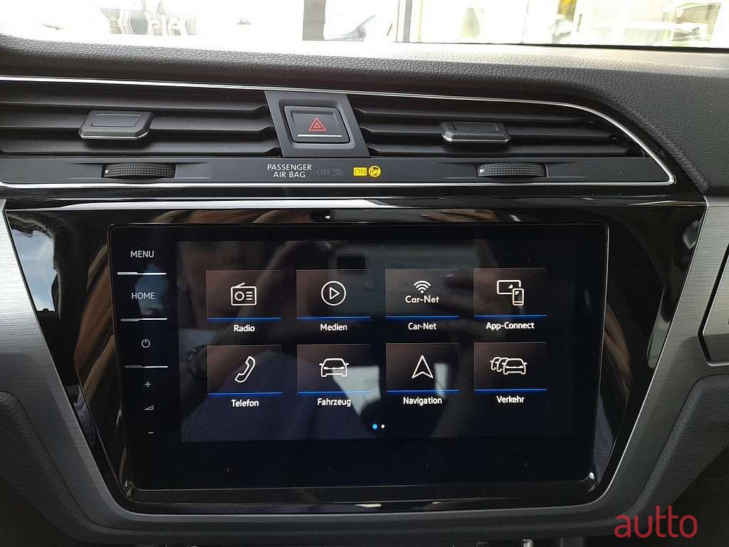 2019' Volkswagen Touran photo #3