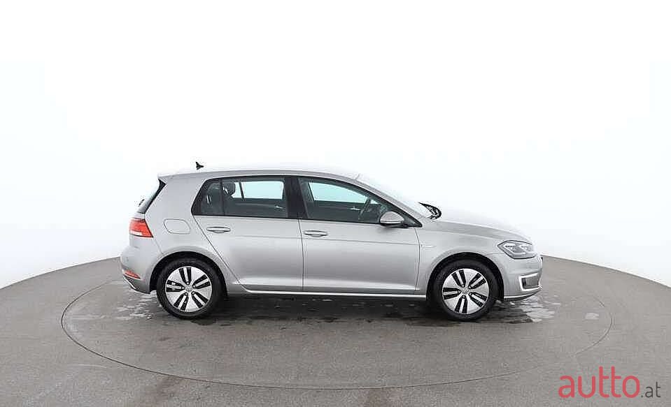 2018' Volkswagen Golf photo #2