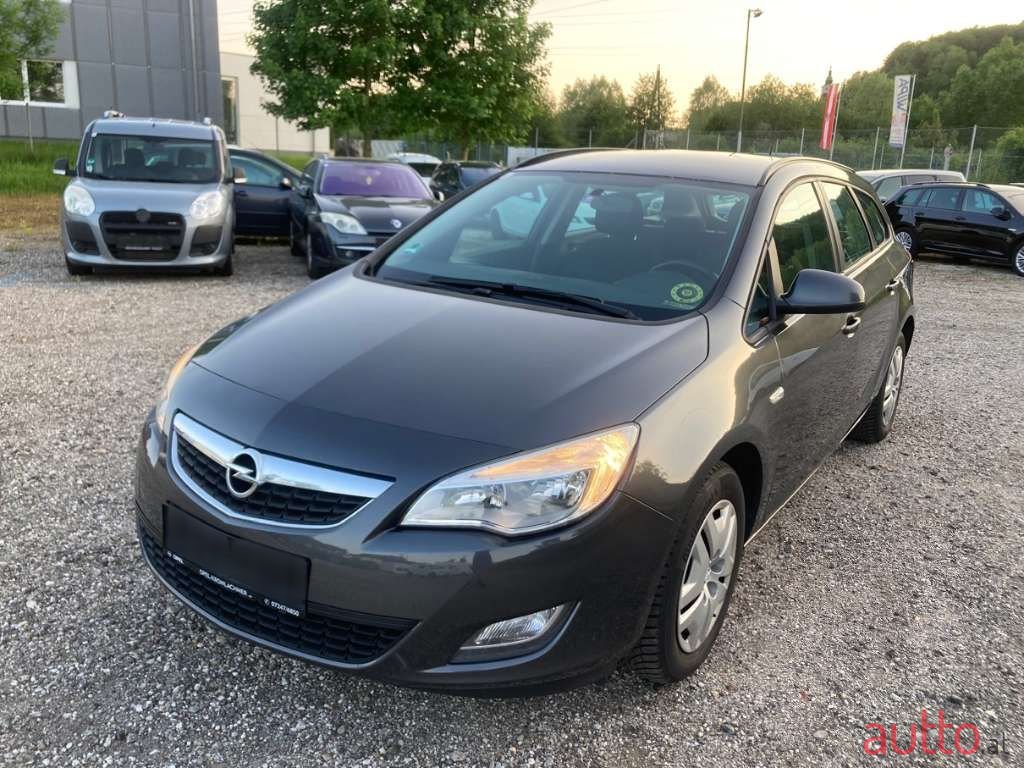 2011' Opel Astra photo #2