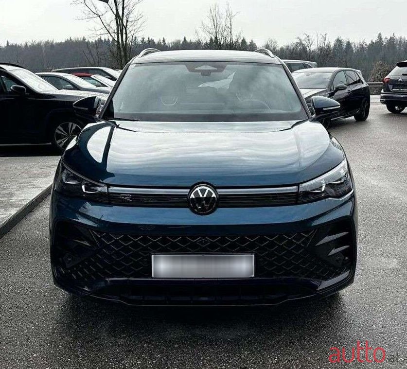 2024' Volkswagen Tiguan photo #2