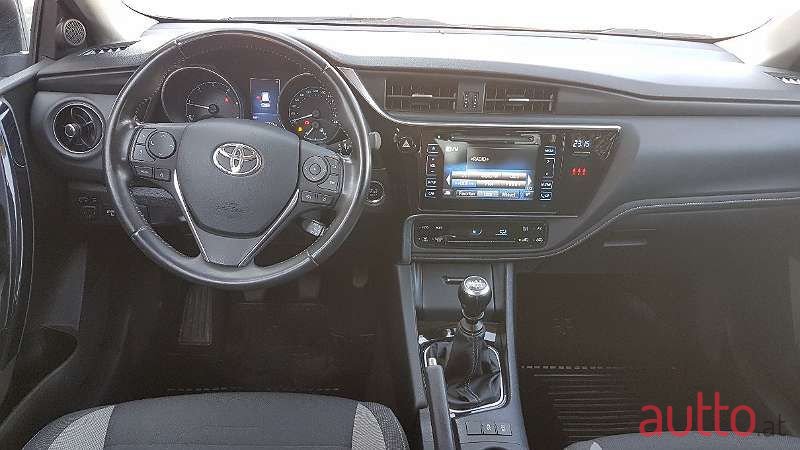 2016' Toyota Auris photo #2