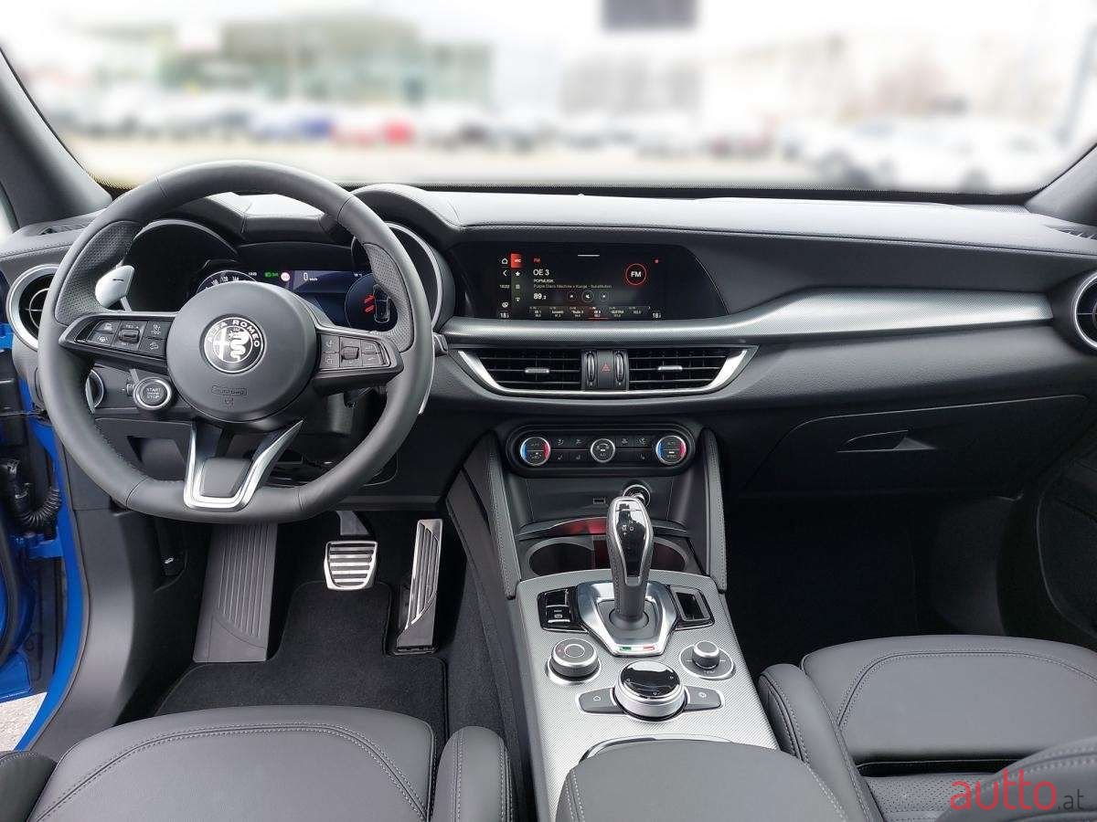 2024' Alfa Romeo Stelvio photo #4