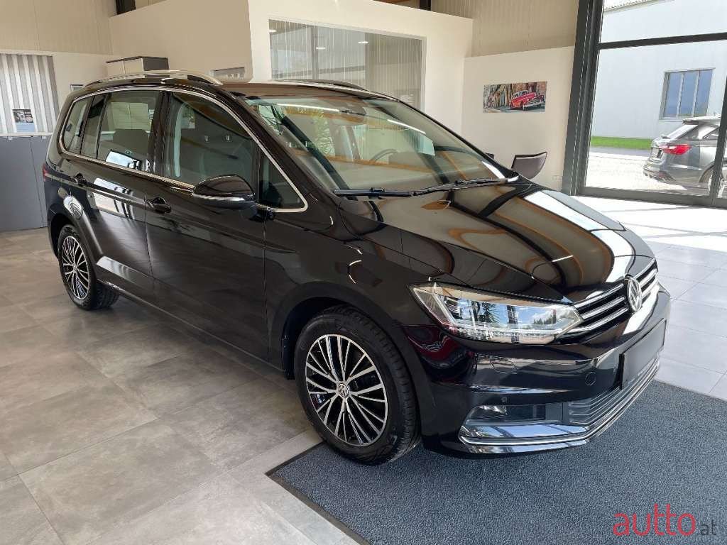 2019' Volkswagen Touran photo #1