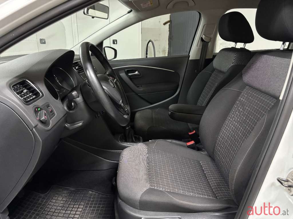 2017' Volkswagen Polo photo #5