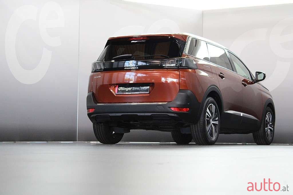 2022' Peugeot 5008 photo #2