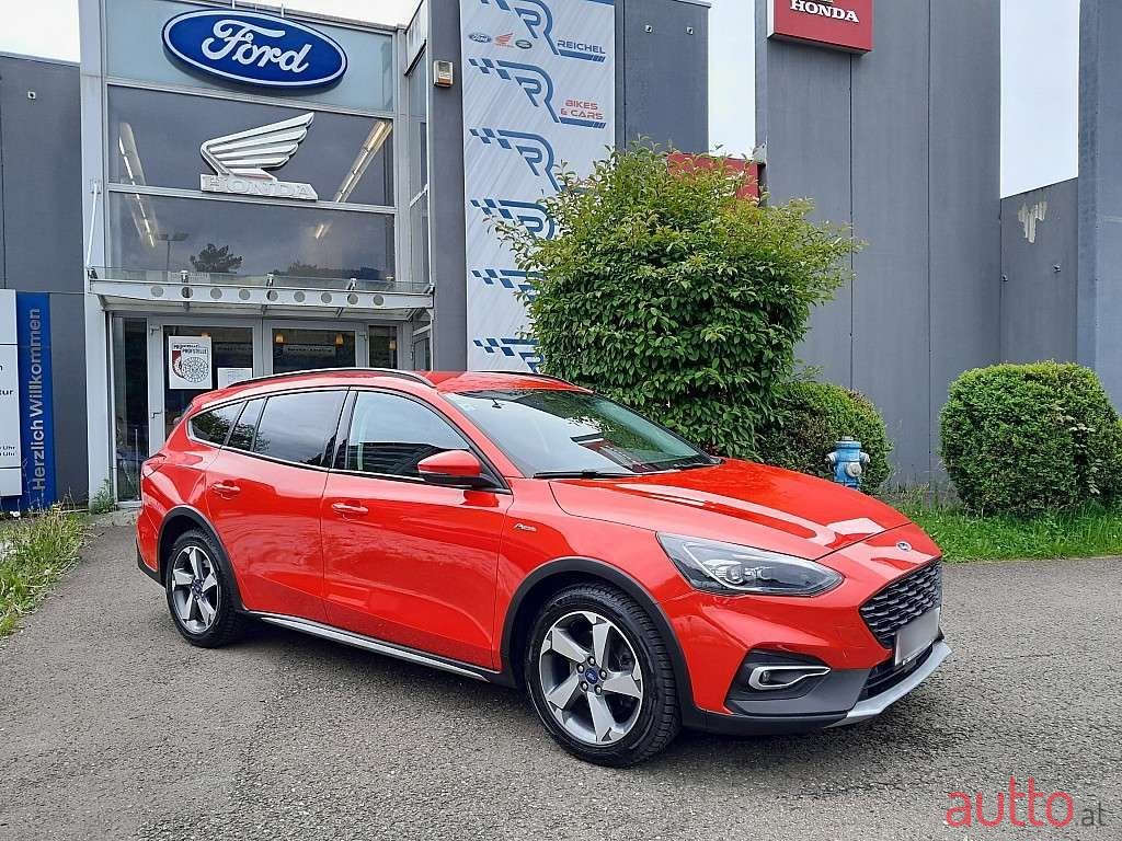 2020' Ford Focus photo #2