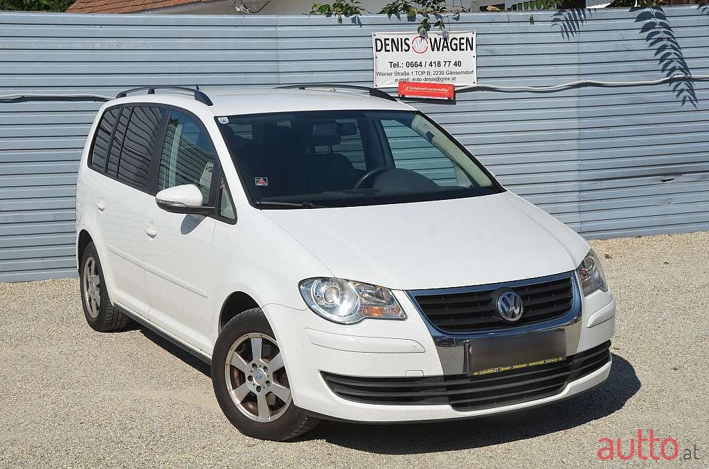 2009' Volkswagen Touran photo #1