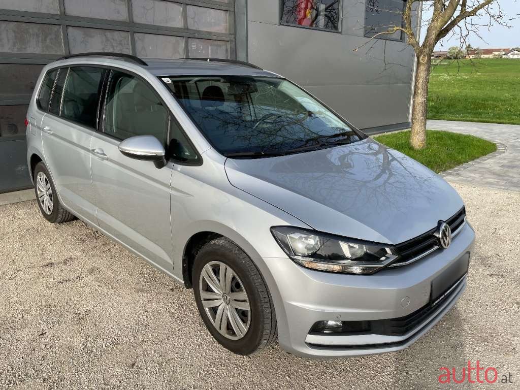 2020' Volkswagen Touran photo #1
