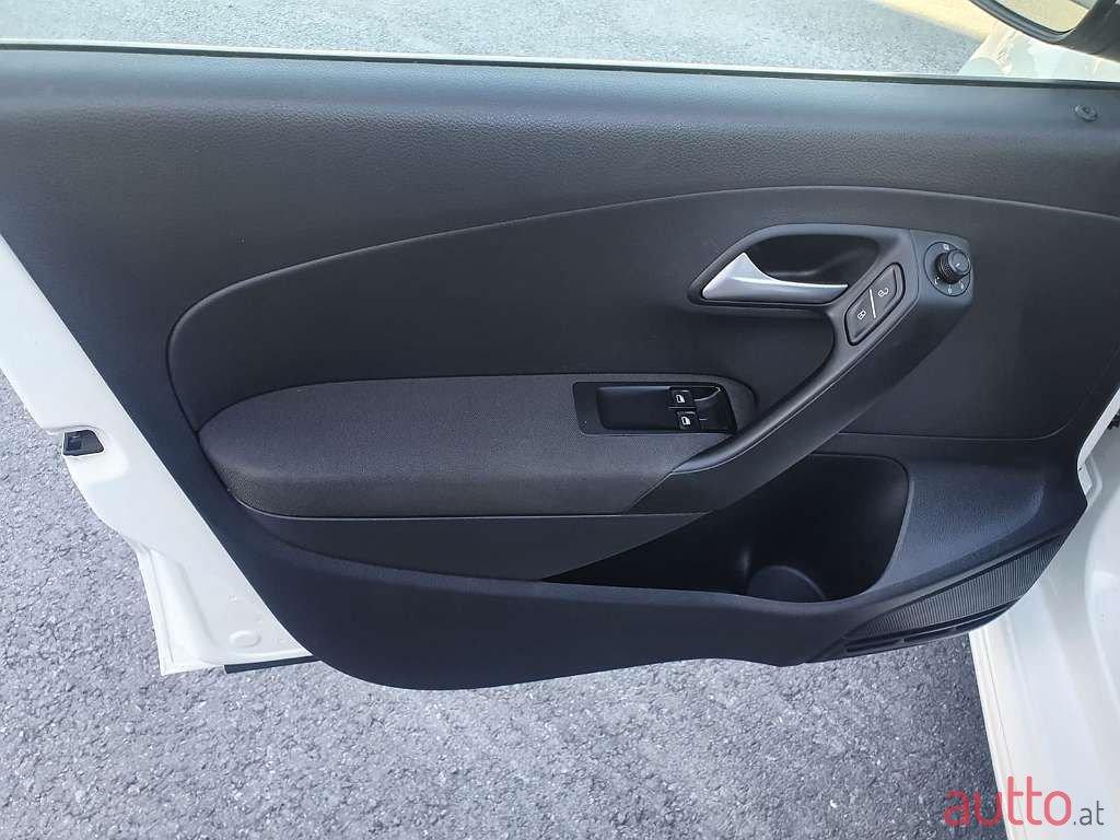 2015' Volkswagen Polo photo #5