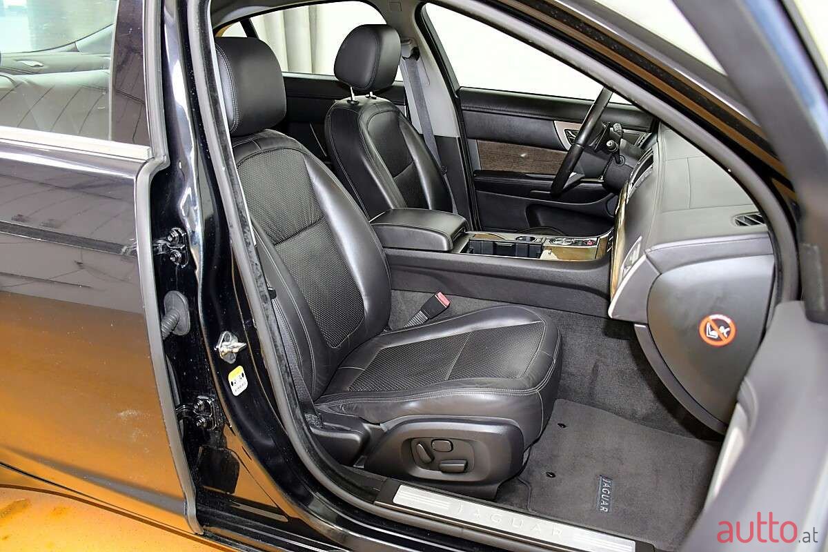 2008' Jaguar XF photo #3