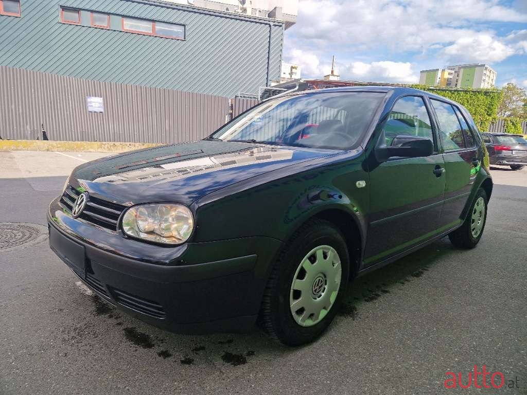 2002' Volkswagen Golf photo #2