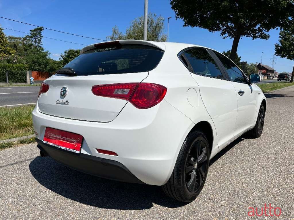 2011' Alfa Romeo Giulietta photo #4