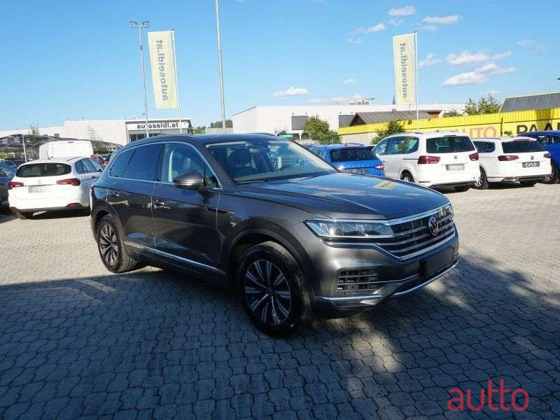 2021' Volkswagen Touareg photo #3