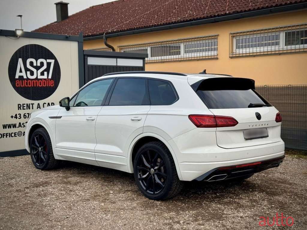 2019' Volkswagen Touareg photo #3