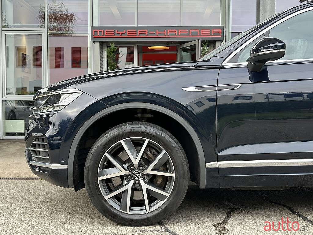 2021' Volkswagen Touareg photo #6