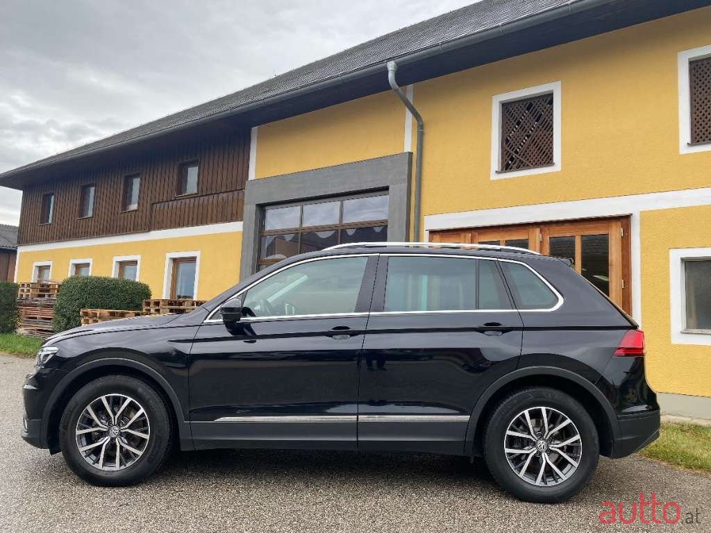 2017' Volkswagen Tiguan photo #3