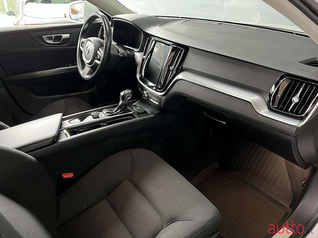 2019' Volvo V60 photo #4