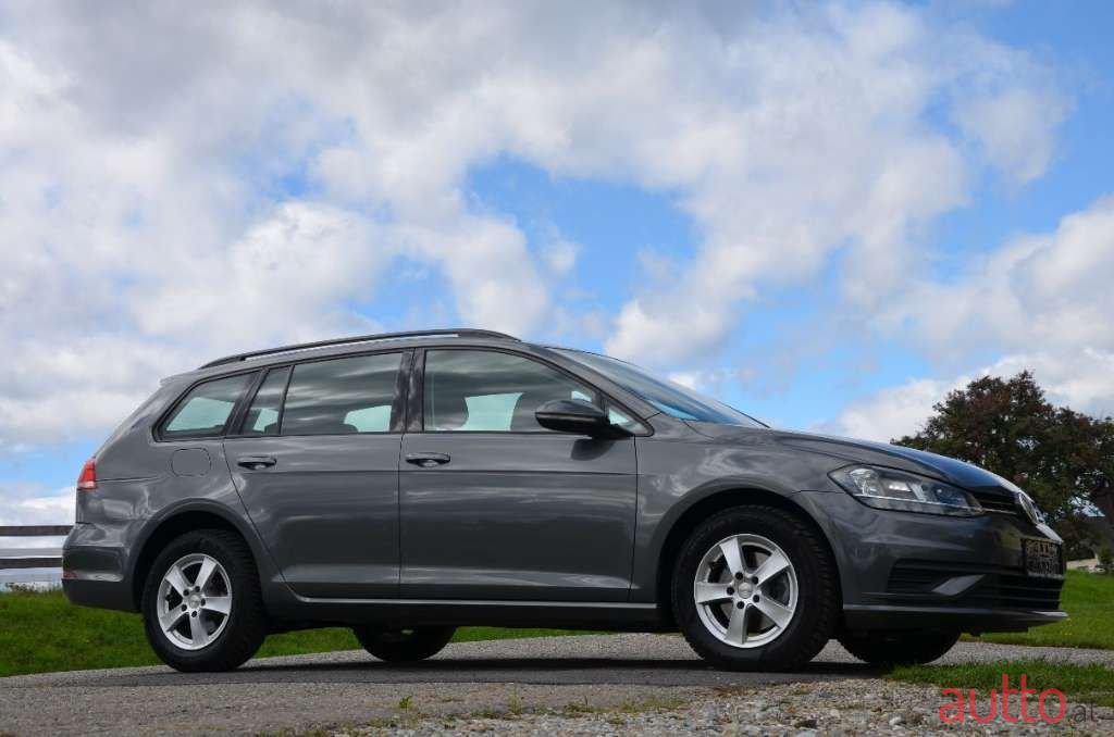 2018' Volkswagen Golf photo #3