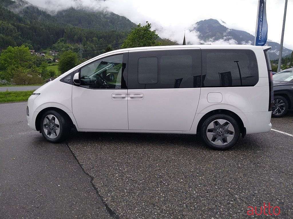 2023' Hyundai Staria photo #2