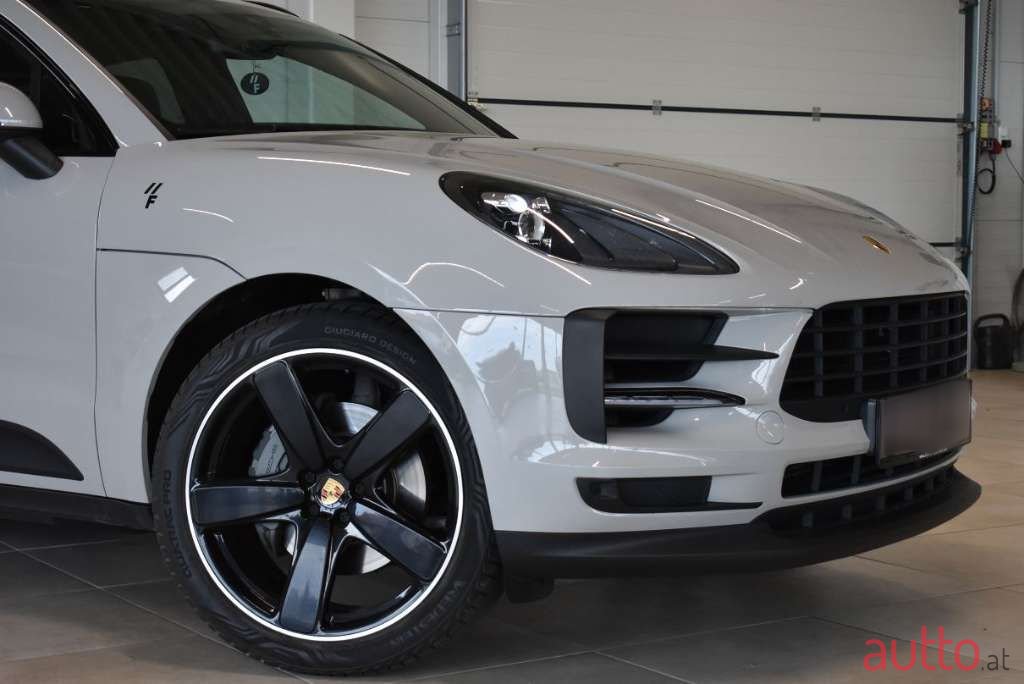 2020' Porsche Macan photo #3