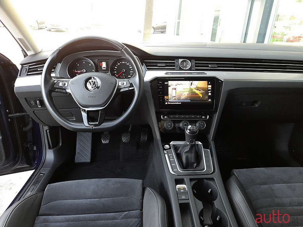 2019' Volkswagen Passat photo #2