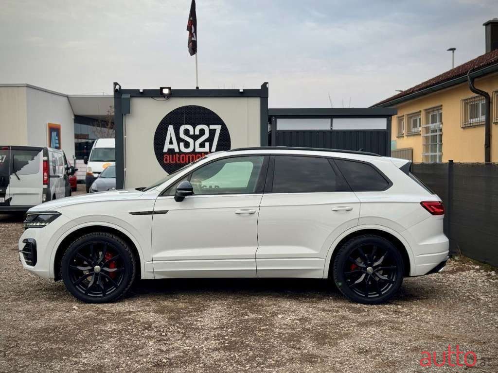 2019' Volkswagen Touareg photo #5