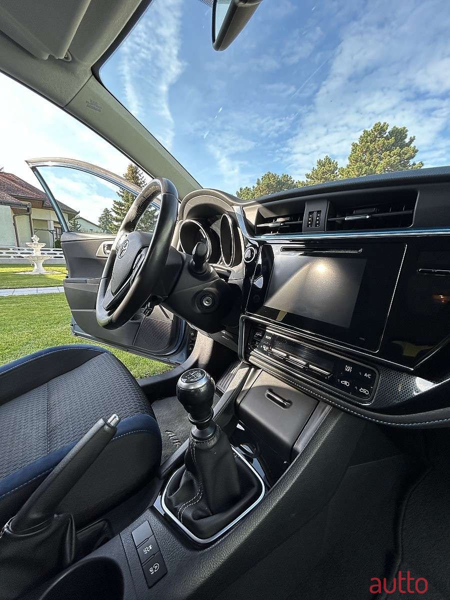 2015' Toyota Auris photo #2