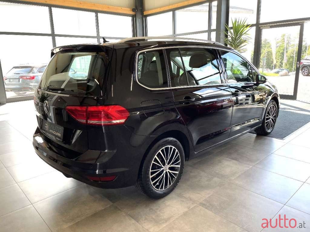 2019' Volkswagen Touran photo #3